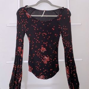 FREE PEOPLE - black/red flower scoop neck long slv